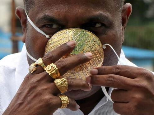 Hombre manda a diseñar un tapabocas de oro macizo para prevenir contagios