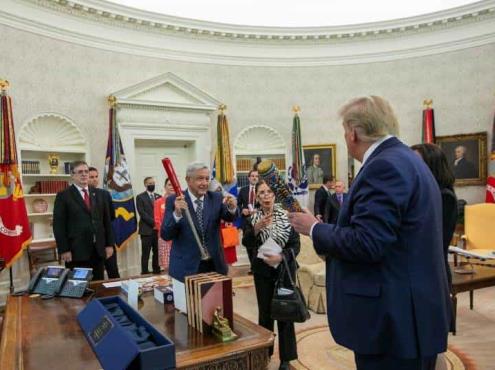 AMLO regala a Trump bate de béisbol decorado con arte Wixárika