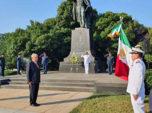 AMLO visita estatua de Benito Juárez en Washington