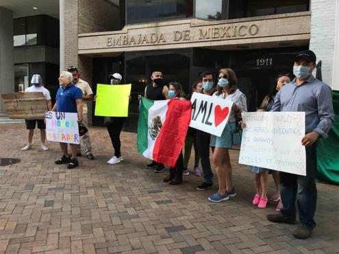 No estás solo, corean mexicanos a AMLO tras ofrendas a Lincoln y Juárez