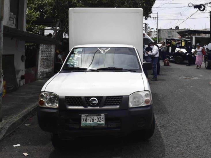 Conductor de camioneta se lleva por delante a motociclista en calles de Veracruz