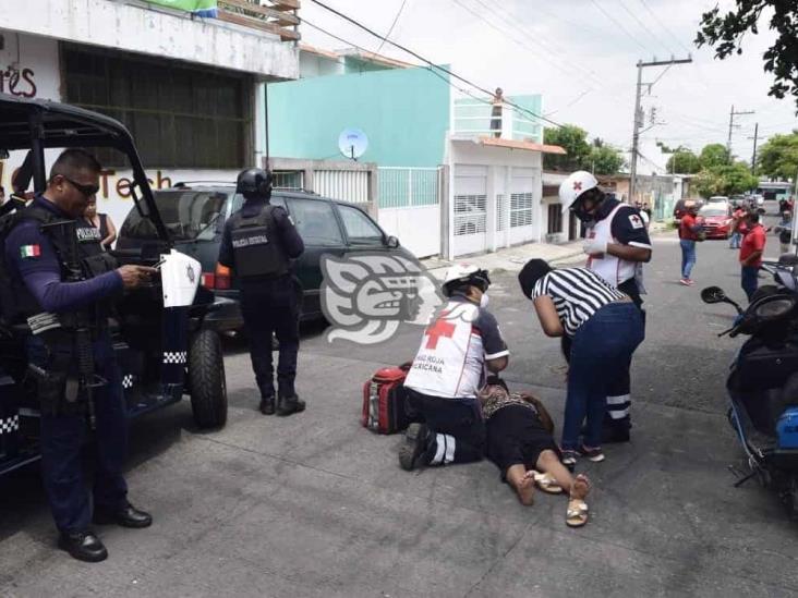 Conductor de camioneta se lleva por delante a motociclista en calles de Veracruz