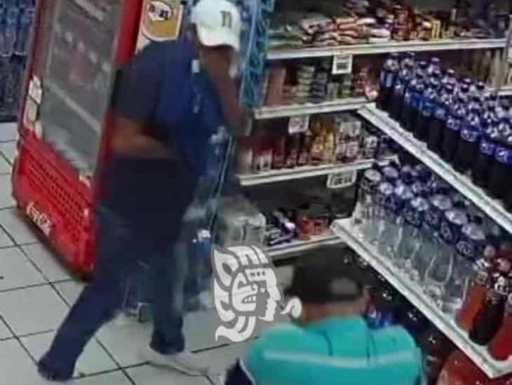 Asaltan dos sujetos con lujo de violencia tienda de conveniencia en Veracruz