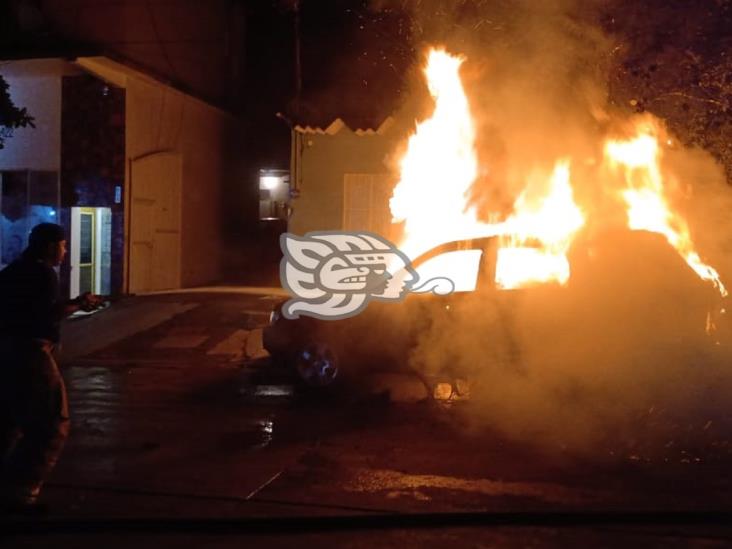 Se calcina camioneta en Acayucan; fuego habría sido provocado