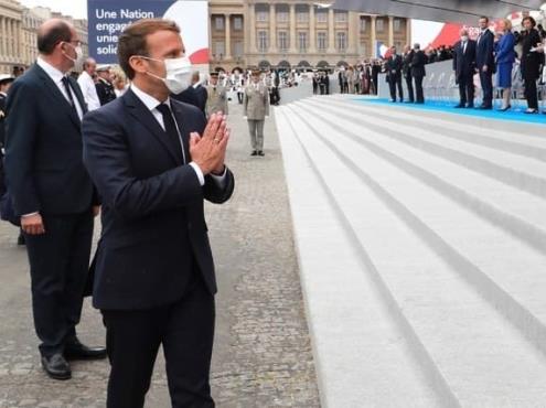 Defiende Macron al cubrebocas en Desfile del Día Nacional de Francia
