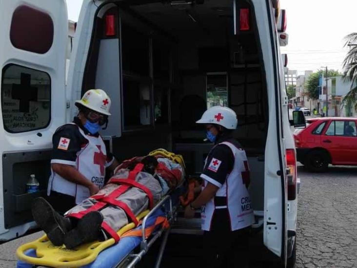 En Veracruz, se impactan dos motociclistas; uno queda gravemente herido