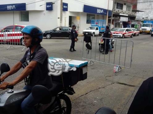 Acreditan a locatarios para entrar con su vehículos al centro de Minatitlán