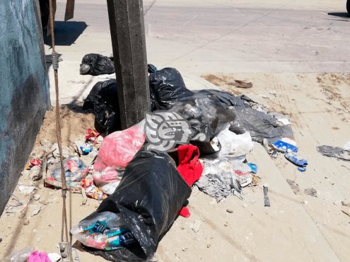 Se acumulan desechos en calles de Coatza tras cierre del basurero municipal