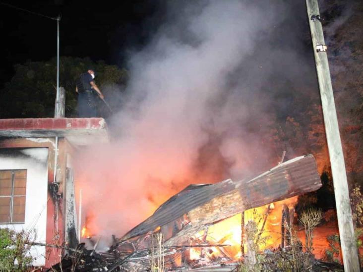Voraz incendio consume pequeña vivienda en Martínez de la Torre