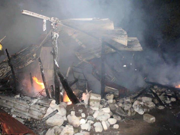 Voraz incendio consume pequeña vivienda en Martínez de la Torre