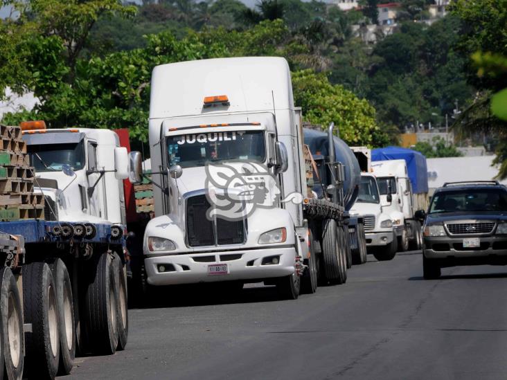 Cierre prolongado de SCT preocupa a transportistas de Coatza