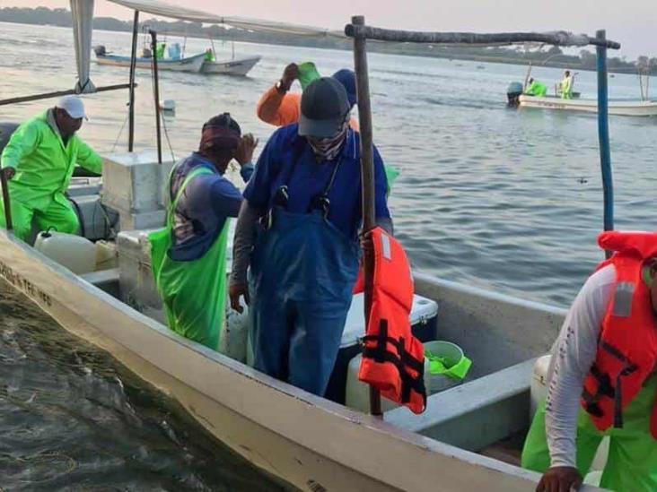 Rescatan a pescadores varados 40 horas en Tecolutla