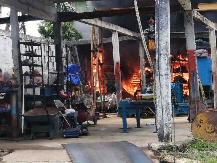 Incendio en taller mecánico de Coatzacoalcos