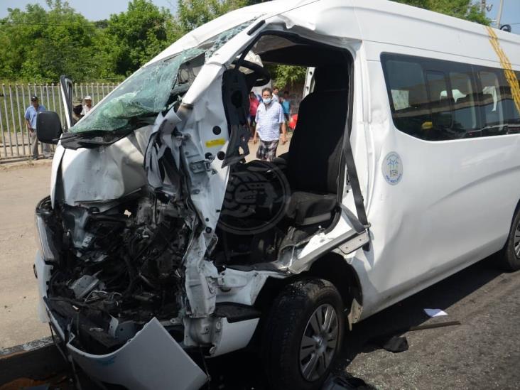 Fuerte choque en la Veracruz-Cardel; chofer queda prensado