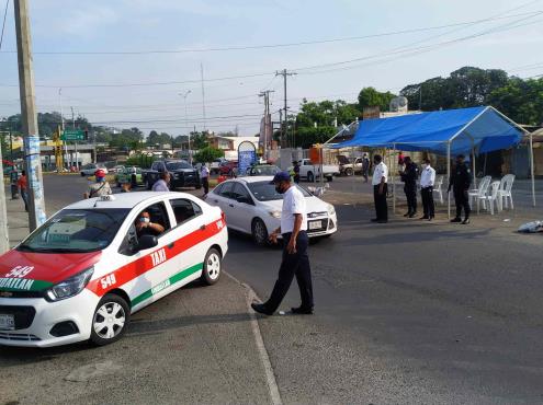 Restricción de taxis foráneos inconforma a usuarios en Poza Rica