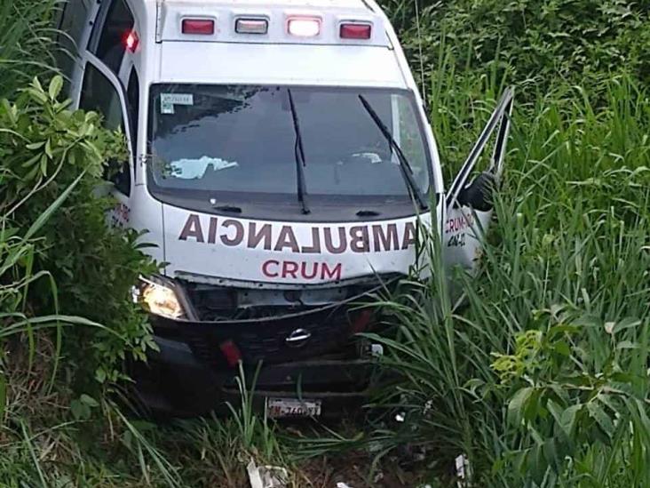 Se sale ambulancia de autopista en Veracruz y muere paciente con COVID-19