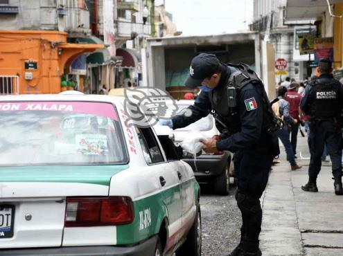 Renuentes, taxistas y comerciantes de Xalapa a usar cubrebocas