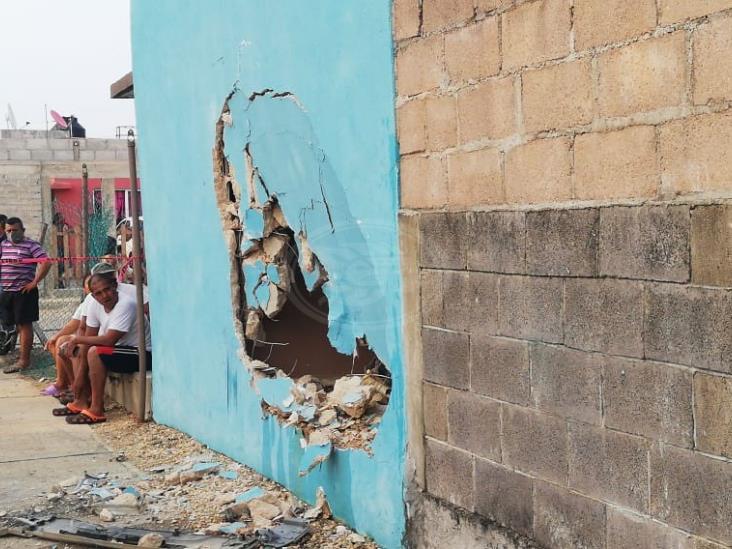 Camión refresquero daña vivienda en Ciudad Olmeca; chofer quedó prensado