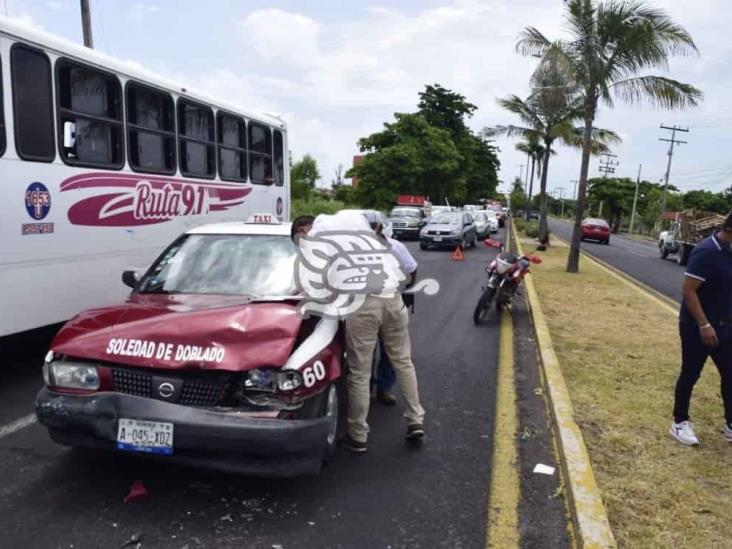 Accidente sobre carretera libre federal Veracruz Xalapa; deja solo daños materiales