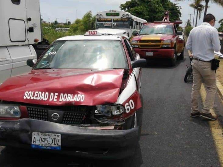 Accidente sobre carretera libre federal Veracruz Xalapa; deja solo daños materiales