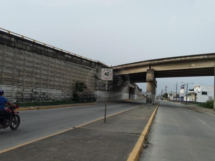 Se desprende pedazo de concreto del Distribuidor vial de Coatzacoalcos