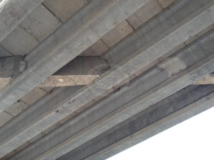 Se desprende pedazo de concreto del Distribuidor vial de Coatzacoalcos