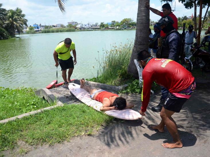 Rescatan a adolescente que se lanzó a Laguna Malibrán