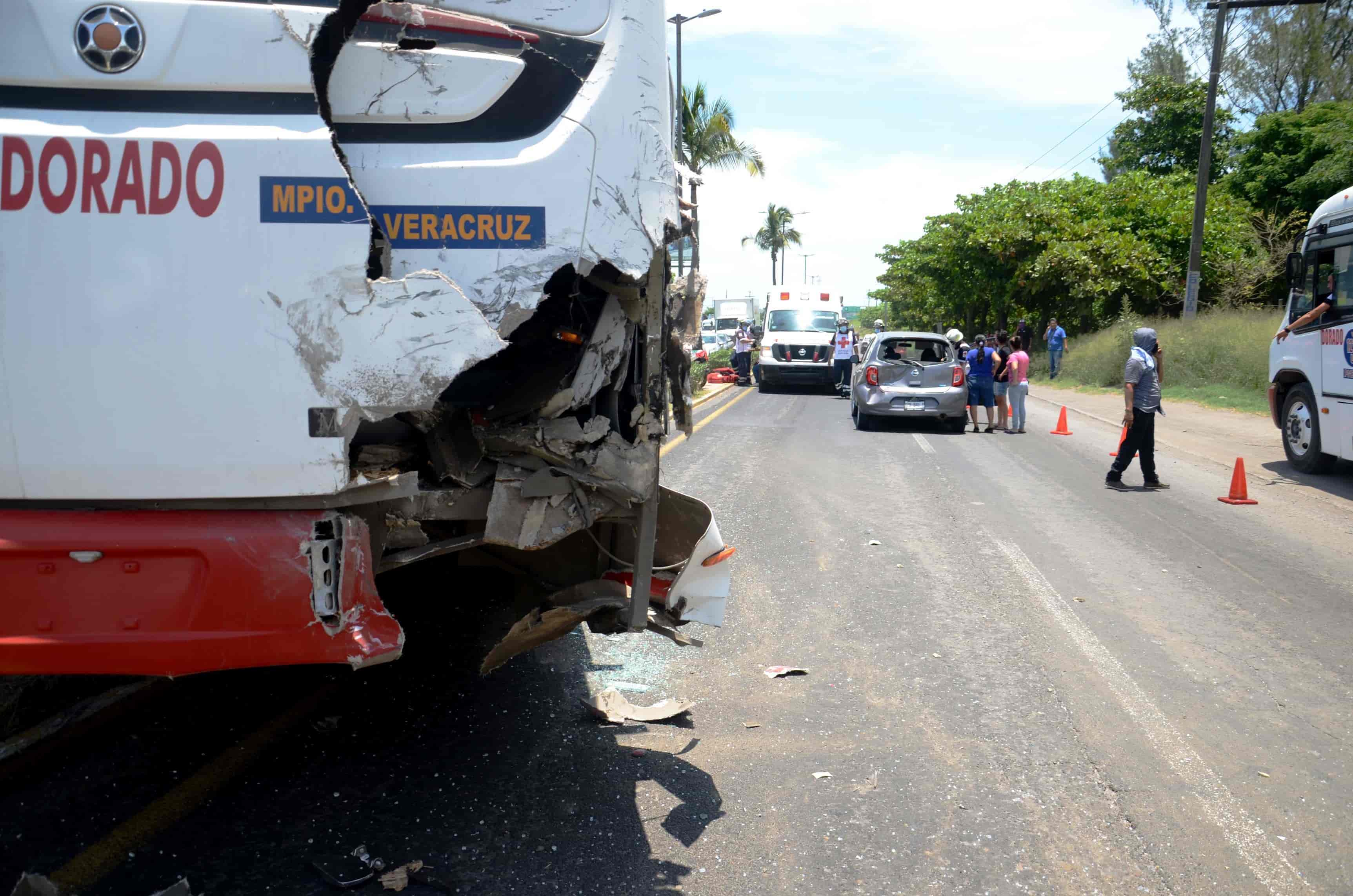 Choque De Dos Urbanos Deja Al Menos 10 Personas Lesionadas En Veracruz