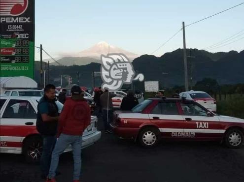 Taxistas bloquean la Huatusco-Xalapa; exigen salida de delegado