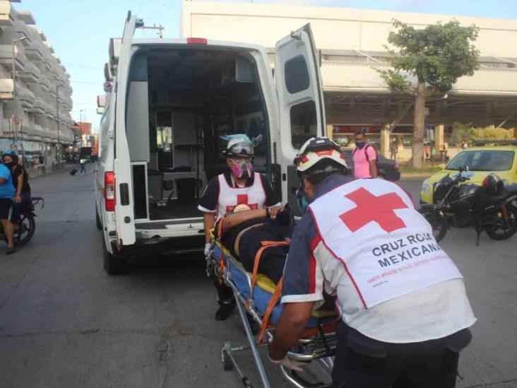 Chófer de urbano impacta a motociclista en céntricas calles de Veracruz