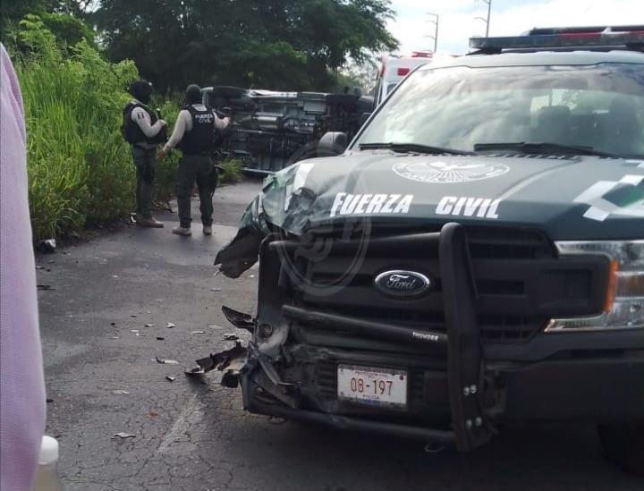Chocan ambulancia y patrulla de Fuerza Civil en La Tinaja