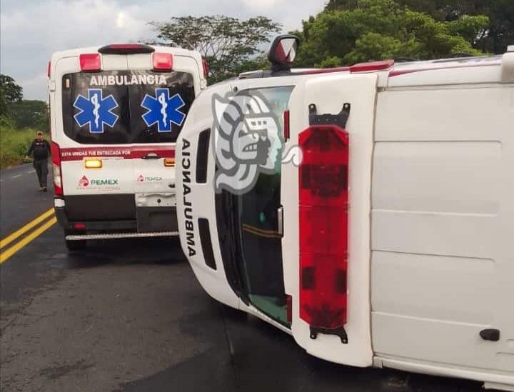 Chocan ambulancia y patrulla de Fuerza Civil en La Tinaja