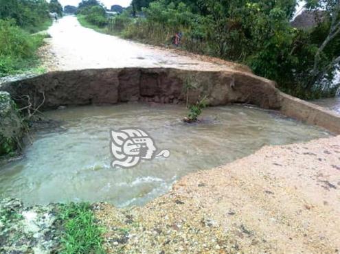 Puentes y caminos  de Pajapan comienzan a resentir deslaves
