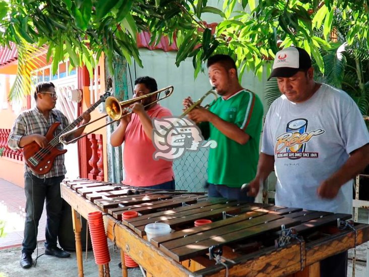 Pandemia no calla la música, sacan la marimba a calles de Coatza