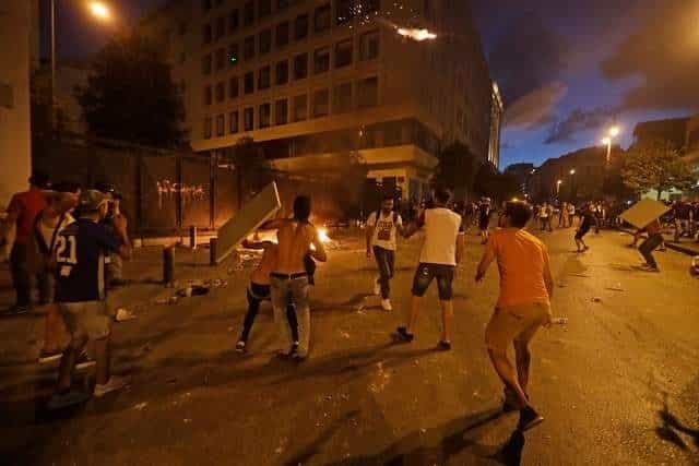 Nueva jornada de protestas en Beirut; caen dos ministros