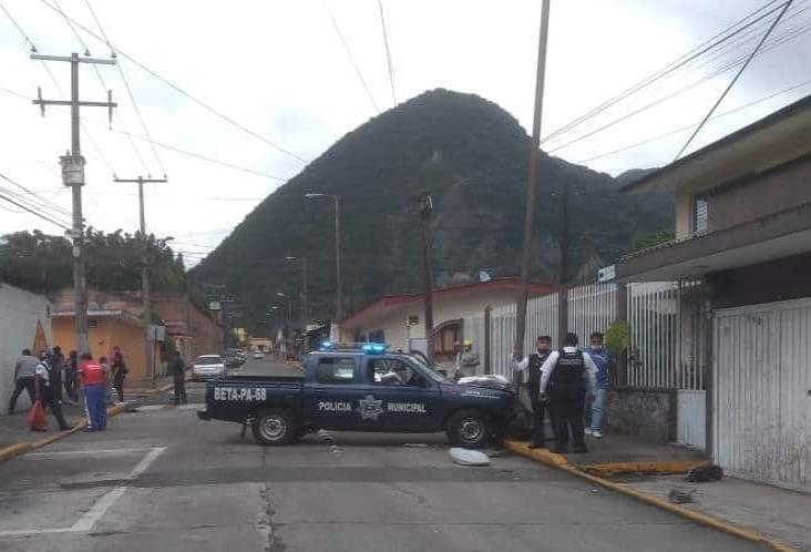 Dos oficiales lesionados y daños materiales tras choque en Orizaba