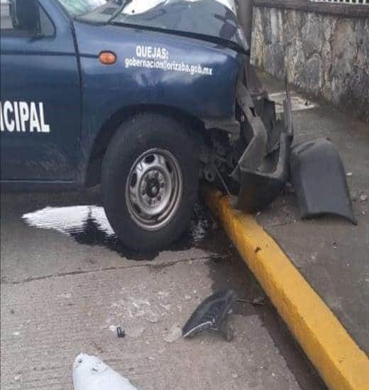 Dos oficiales lesionados y daños materiales tras choque en Orizaba