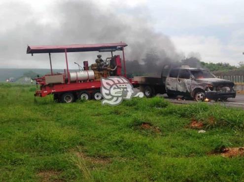 Se incendia camioneta que remolcaba maquinaria en Acayucan