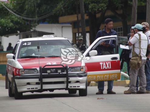 Taxista baleado en Agua Dulce se debate entre vida y muerte