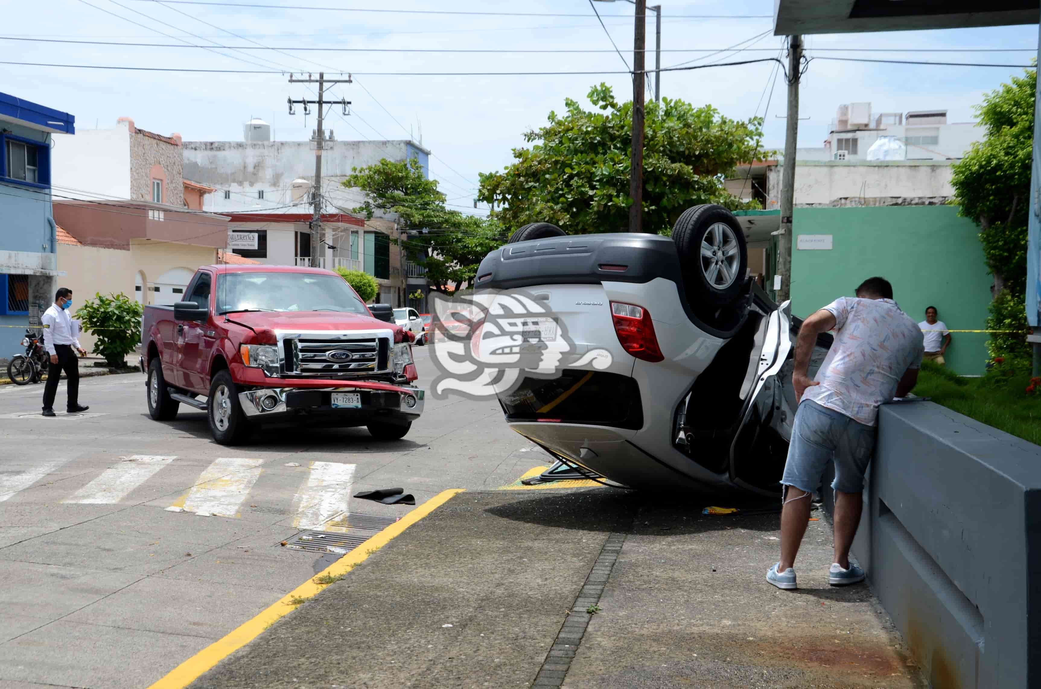 Volcadura Entre Dos Camionetas Deja Una Persona Herida Y Severos Daños Materiales 5712