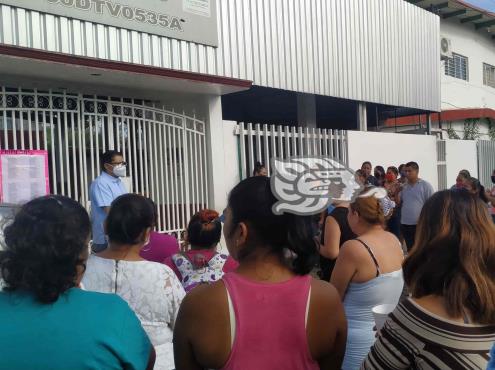 Protestan por altas cuotas en telesecundaria de Poza Rica