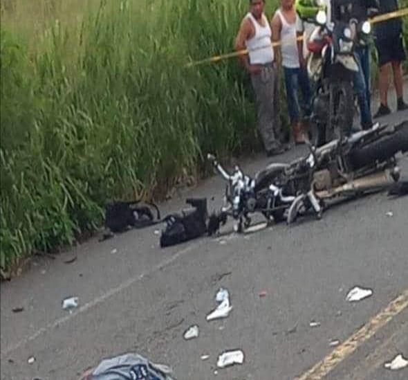 En la Córdoba-Veracruz embisten a pareja de motociclistas; 2 muertos y niña lesionada