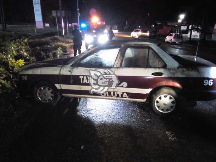 Abandonan el taxi 96 de Oluta en la carretera Transístmica