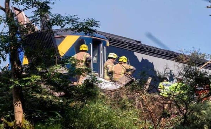 Tren descarrila en Escocia; reportan personas heridas