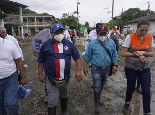 Recorren diputado y titular de PC zonas afectadas por lluvias en el Totonacapan