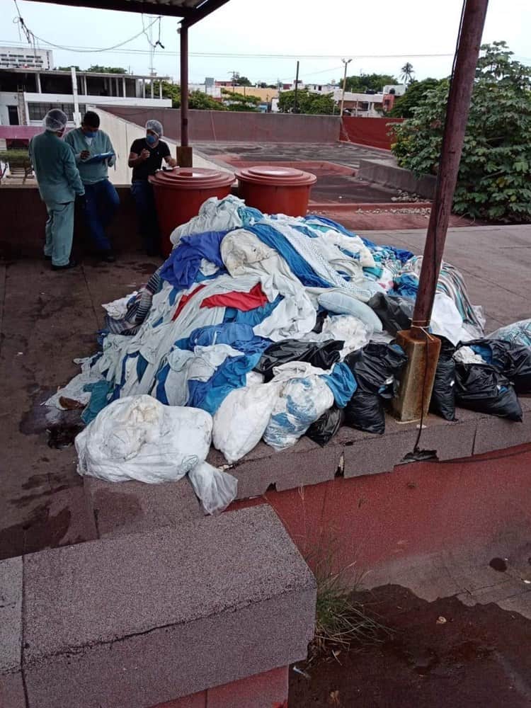 Crisis en el Comunitario: acumulan  desechos  Covid y se cae techo de Urgencias