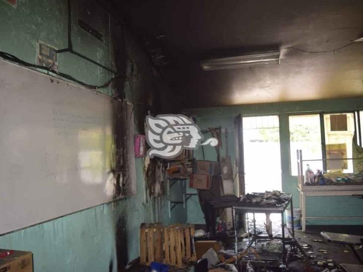 Se incendia telesecundaria en Veracruz