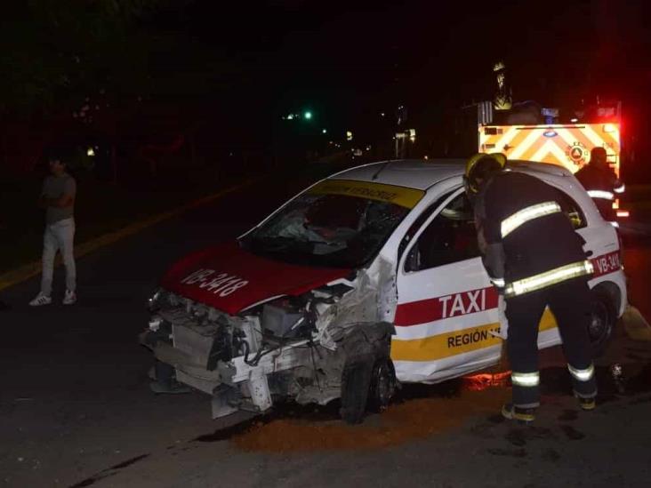 Conductor de taxi pierde el control e impacta con poste