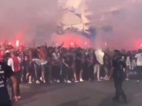 Aficionados del PSG salen a las calles para apoyar a su equipo