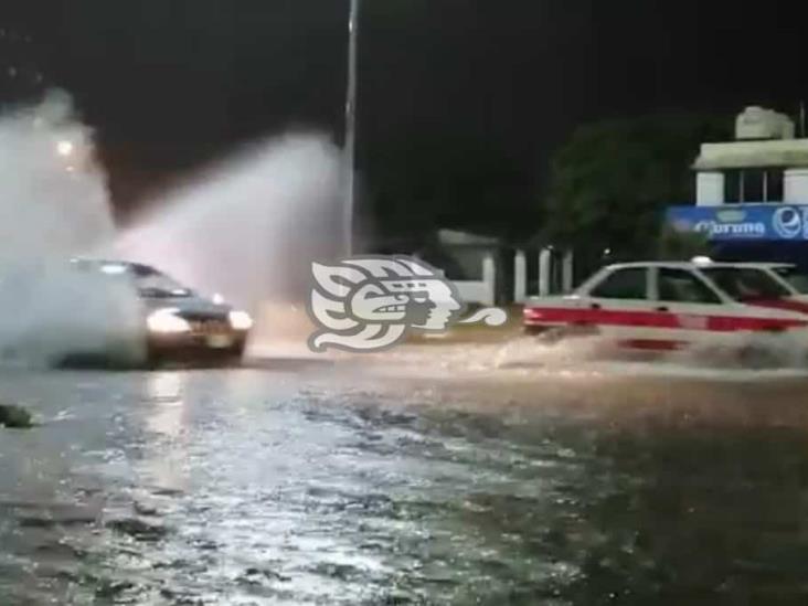 Lluvias inundan en instantes las calles de Minatitlán